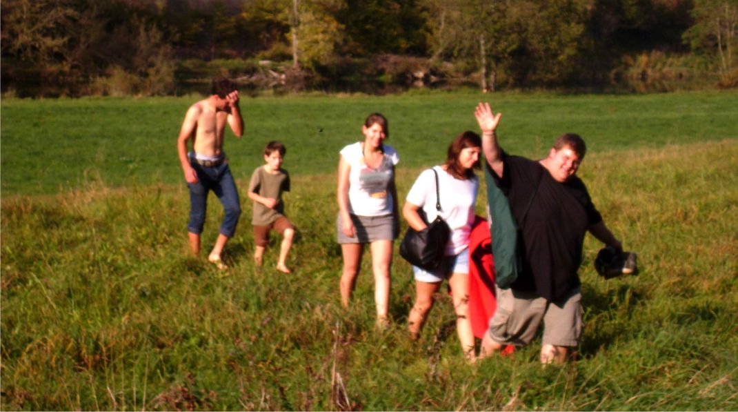 Gruppenwanderung in hohem Gras