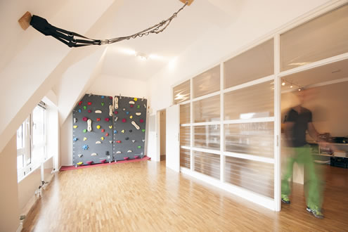 Großer Trainingsraum mit Blick auf die Kletterwand
